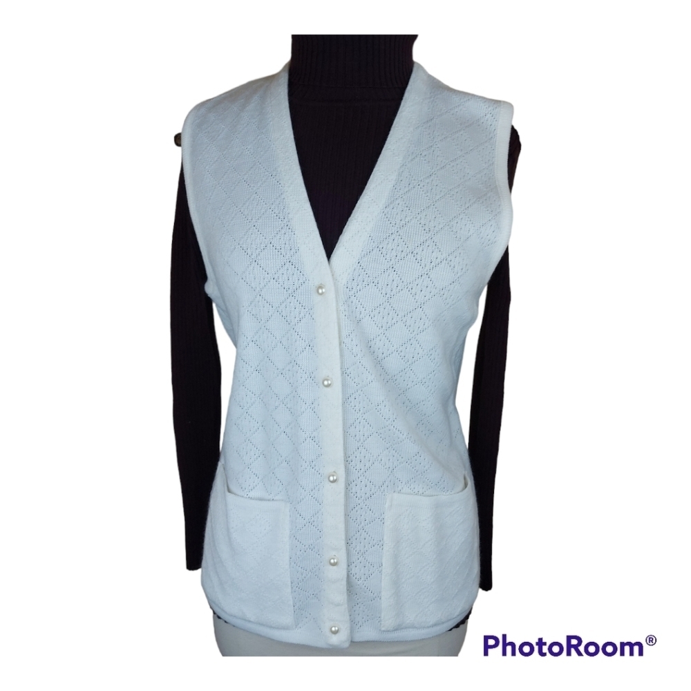 PENMANS Vintage knit granny cardigan pearl button size Medium Made in Canada